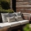 Beigefarbenes gestreiftes Gartenkissen 50x30